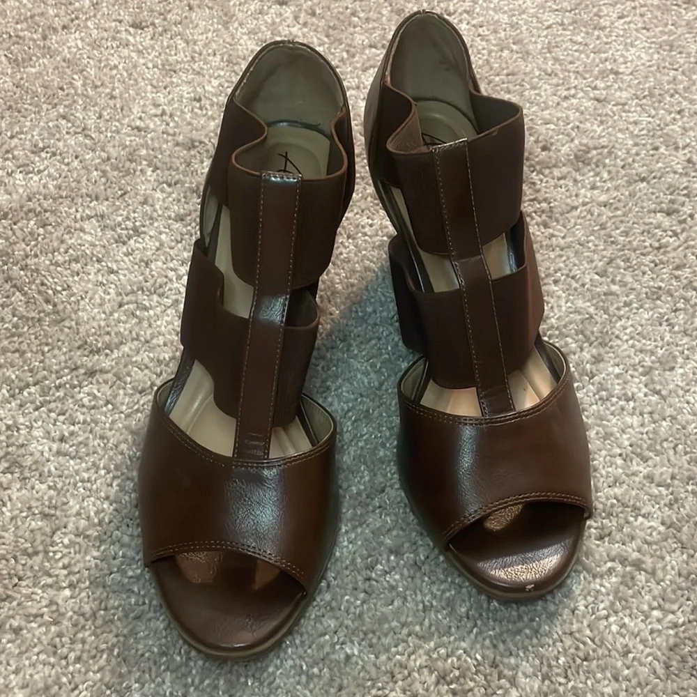 - Abella true comfort wedge block heeled sandals size 8.5